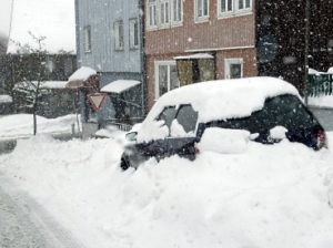 Eingeschneit - besser daheim als unterwegs!