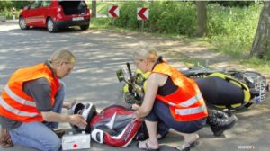 Erste Hilfe bei Motorradunfall. © DEGENER