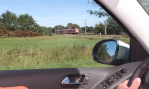 An Bahnübergängen ist immer Vorsicht und kritische Umsicht geboten. © DEGENER