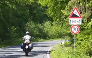 DEGENERZulässige Höchstgeschwindigkeit für die Gefällestrecke von 500 m Länge. © DEGENER