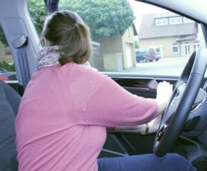 Wer als Autofahrer die Tür mit der rechten Hand öffnet, muss die Schulter so drehen, dass der Blick automatisch nach hinten gerichtet ist. © DEGENER Verlag GmbH