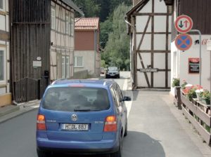 Parkverbote - vor allem an Engstellen - dienen auch dem Durchkommen von Rettungsfahrzeugen. © DEGENER