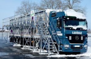 Lkw-Fahrer können ihre Fahrzeuge mit Enteisungsanlagen von Schnee und Eis befreien. Foto: Günzburger Steigtechnik