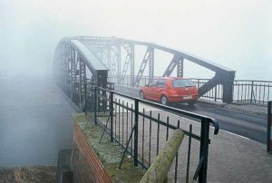 Brücke im Nebel