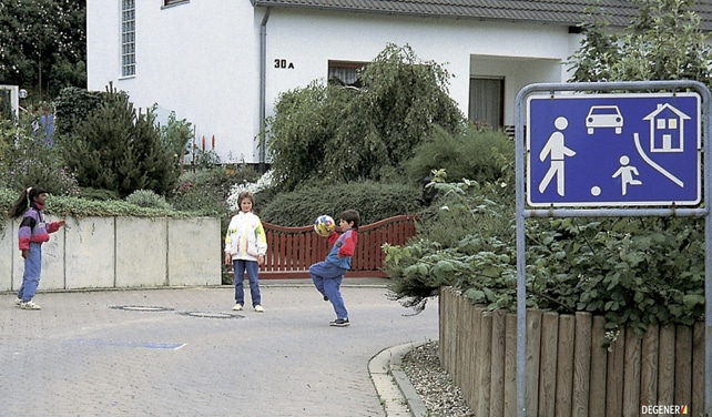 Verkehrsberuhigter Bereich: „Kinderspiele sind überall erlaubt“.