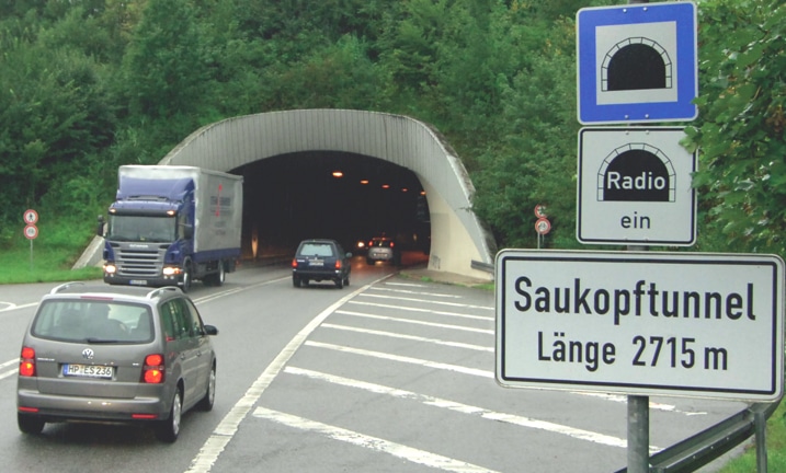 Sicher durch den Tunnel: Sonnenbrille ab, Abblendlicht und Radio an – und Verkehrszeichen beachten! © DEGENER