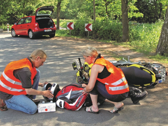 Vor der Ersten Hilfe: Warnweste anziehen, Unfallstelle absichern. © DEGENER