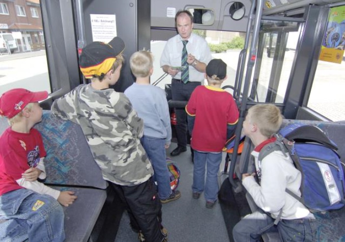 Klare Regeln für die Schüler im Bus © DEGENER