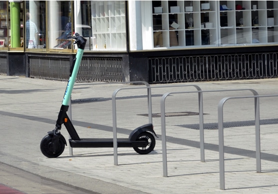 So ist es recht: E-Scooter-Verleiher gehen jetzt auch selbst gegen Parksünder vor. © DEGENER