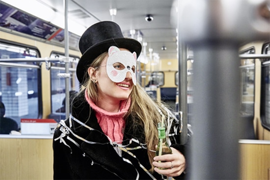 Wer nach einem feuchtfröhlichen Abend in Bus, Bahn oder ins Taxi steigt, kann eigentlich nichts falsch machen. Foto: HUK-COBURG/Olaf Tiedje