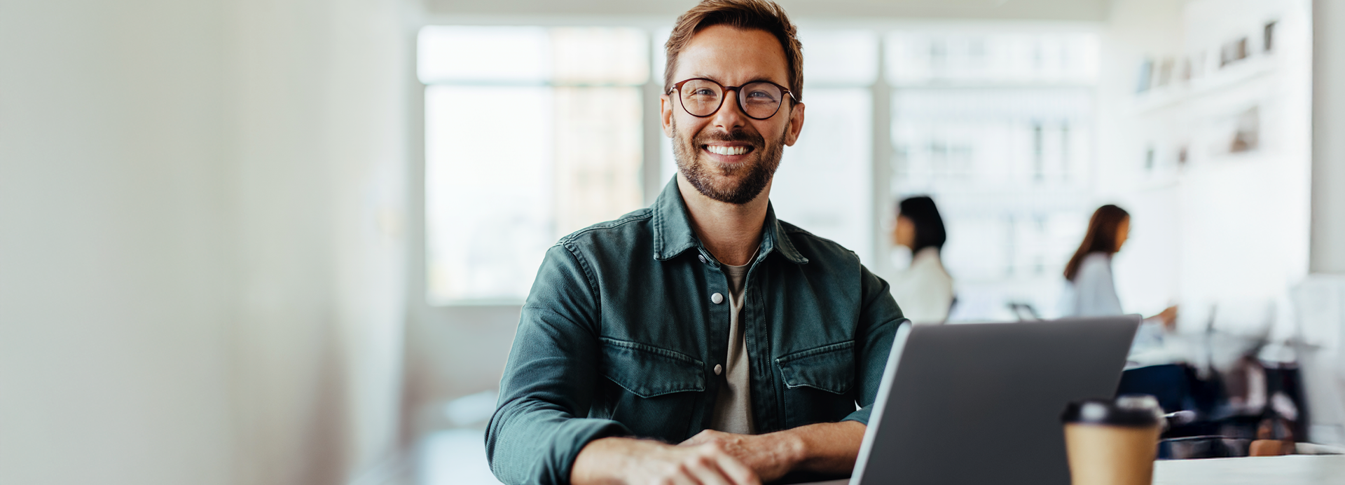 Büromitarbeiter am Laptop