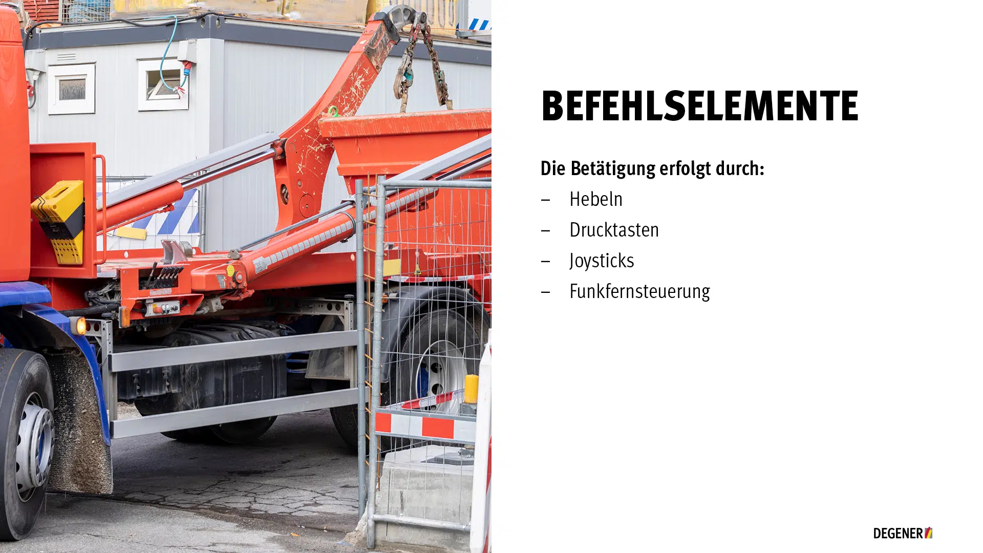 Kurzvortrag Absetzkipper Roter LKW mit Ladekran auf einer Baustelle, neben einem Absperrgitter